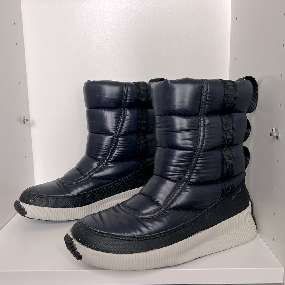 Sorel Out N About Puffer Logo Snow Boots (Size 6)